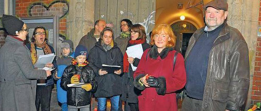 Morgen Kinder, wird’s was geben. Christine Martens (2.v.r.) gehört zu den Initiatoren des lebendigen Adventskalenders. Hinter Türchen Nummer 2 in der Pasteurstraße gab’s Weihnachtsmusik. F