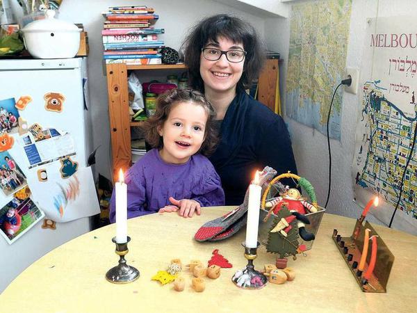 Alina Schewtchenko, 34, Ethnologin, mit ihrer Tochter Sonia, 3: „Kein Christkind, kein Weihnachtsmann, die Geschenke kommen von uns und die Tanne ist aus dem Wald.“