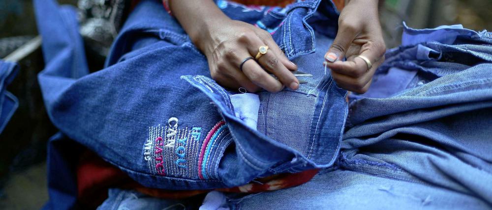 Jeans für die Welt. In Asien wird für Modeketten, Designer und Discounter geschneidert - zu Minilöhnen und teils unmenschlichen Arbeitsbedingungen.