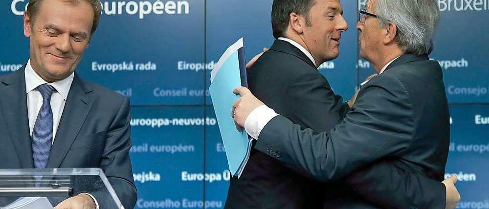 Gut geklappt. EU-Chef Tusk, der italienische Ministerpräsident Renzi und Kommissionspräsident Juncker (von links) freuen sich in Brüssel über die Gipfelergebnisse.