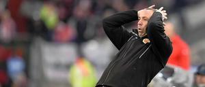 Die Frisur sitzt: Unions Trainer Norbert Düwel.