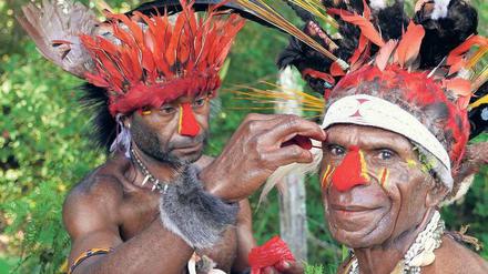 Sehr schmuck. Beim alljährlichen Treffen der Volksstämme am Mt. Hagen machen sich – dem Anlass angemessen – auch die Herren der Schöpfung besonders fein.