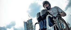 Los gehts. David Lebuser liebt Rollstuhlskaten.