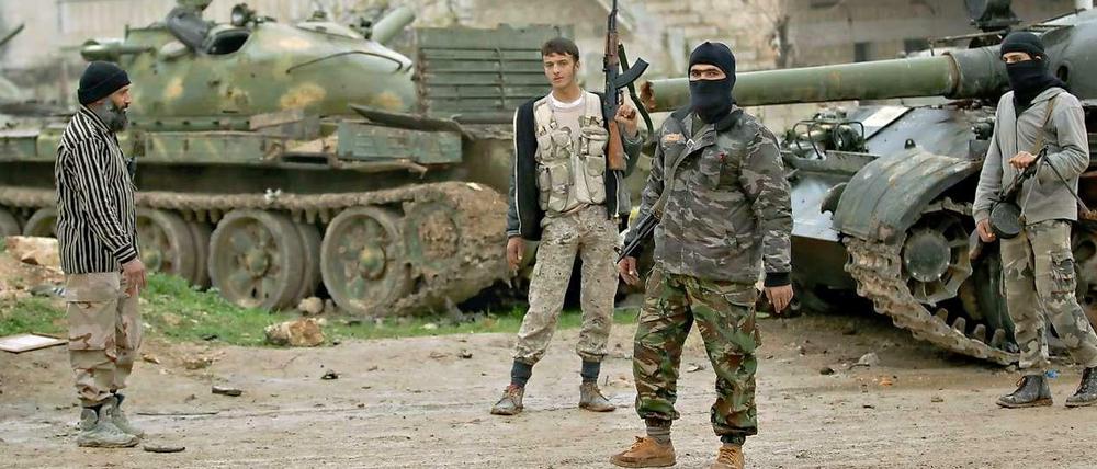 Strotzen vor Waffen: Islamistische Kämpfer der Gruppe Ahrar al-Sham.