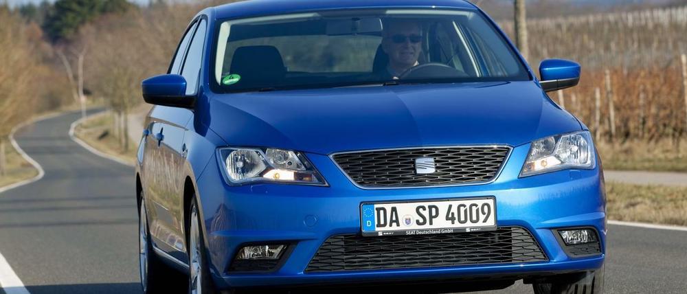 Da ist er wieder, der Seat Toledo. Im Vergleich zum Namensvetter, der bis 2004 gebaut wurde (Der letzte Toledo bis 2009 war eher ein Van), kommt der Neue als schnittiger Verschnitt zwischen Leon und Ibiza daher.
