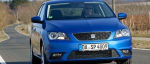 Da ist er wieder, der Seat Toledo. Im Vergleich zum Namensvetter, der bis 2004 gebaut wurde (Der letzte Toledo bis 2009 war eher ein Van), kommt der Neue als schnittiger Verschnitt zwischen Leon und Ibiza daher.