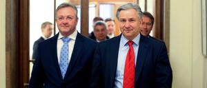 So sieht man sie nie wieder: Klaus Wowereit, Frank Henkel und andere Mitglieder der bisherigen Landesregierung nach einer Senatssitzung, hier auf einem Archivbild.