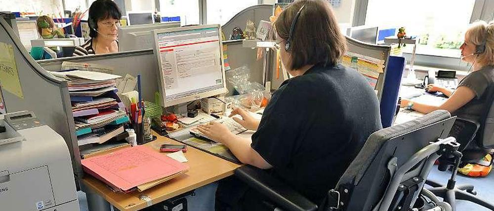 Per Gesetz müssen in größeren Unternehmen mindestens fünf Prozent Behinderte beschäftigt sein.