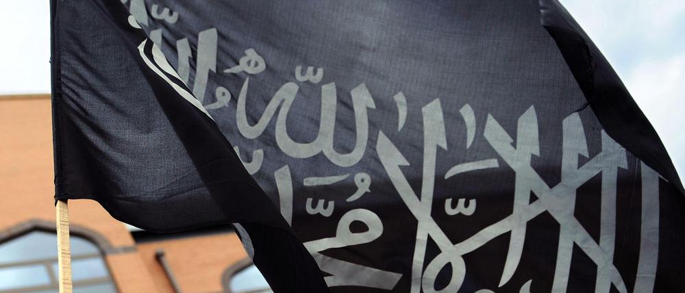 Die Schahada auf schwarzem Grund wird von der Terrormiliz Islamischer Staat (IS) verwendet.