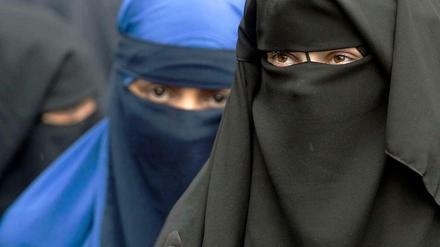 Vollverschleierte Frauen auf einer Salafisten-Kundgebung in Offenbach. 
