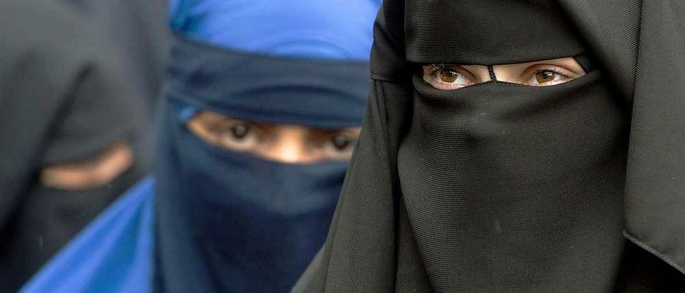 Vollverschleierte Frauen auf einer Salafisten-Kundgebung in Offenbach. 