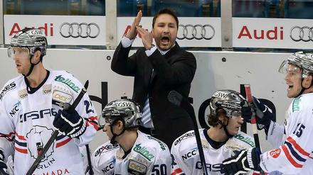 Die Familie an der Bande: Trainer Jeff Tomlinson und seine Mannschaft.