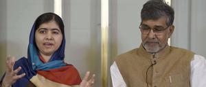 Malala Yousafzai gemeinsam mit Kailash Satyarthi, die beide den Friedensnobelpreis für ihren Einsatz für die Durchsetzung von Kinderrechten in der Welt zuerkannt bekamen. Am Mittwoch wird er in Oslo verliehen.