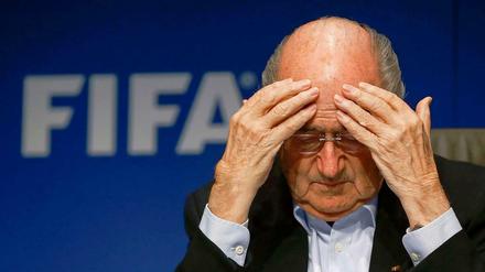 Fifa-Präsident Sepp Blatter kommt nicht zur Ruhe, weil immer mehr Vorwürfe zur WM-Vergabe an Katar erhoben werden.