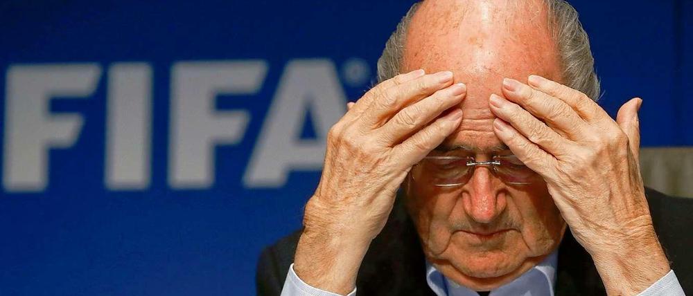 Fifa-Präsident Sepp Blatter kommt nicht zur Ruhe, weil immer mehr Vorwürfe zur WM-Vergabe an Katar erhoben werden.
