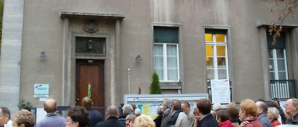 Das Nachbarschaftshaus und Stadtteilzentrum am Lietzensee. Dieses ältere Bild entstand bei einem „Kiezspaziergang“ des Bezirksamts.