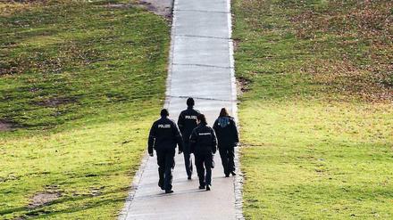 Kreuzberger Mächte: Die „Task Force Görli“ zeigt erste Resultate. Zu ihrem Konzept gehören auch mehr Streifen im Görlitzer Park wie hier von Polizei und Ordnungsamt 