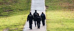 Kreuzberger Mächte: Die „Task Force Görli“ zeigt erste Resultate. Zu ihrem Konzept gehören auch mehr Streifen im Görlitzer Park wie hier von Polizei und Ordnungsamt