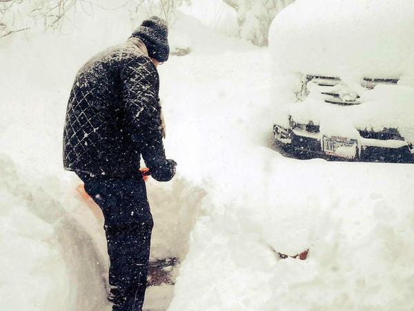 Ein Anwohner bahnt einen Weg durch die Schneemassen im Orchard Park in New York.