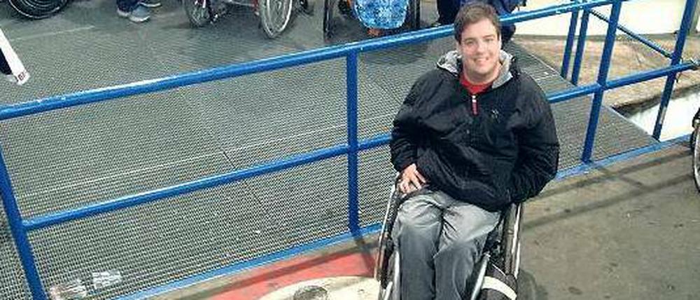 Welli ist nicht genug. Manfred Schürholt sitzt seit 29 Jahren im Rollstuhl – die Reiselust des Sportfans dämpft das nicht. „Das Hauptproblem ist, auf Auswärtsfahrten Fans zu finden, die nüchtern genug sind“, sagt er (hier im Wellblechpalast bei den Eisbären).