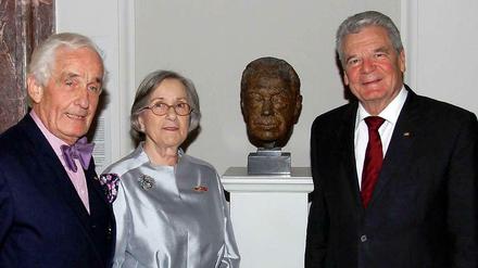 Peter Raue, Vorstandsvorsitzender der James-Simon-Stiftung, Barbara Lambrecht-Schadeberg, die aktuelle Preisträgerin sowieBundespräsident Joachim Gauck.