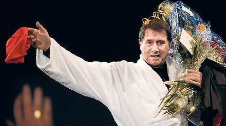 Ganz in Weiß. Udo Jürgens trug bei seinen Zugaben stets die Modelle „Weekend“ oder „Feeling“ des österreichischen Herstellers Vossen. Gefertigt werden sie in der Türkei.