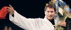 Ganz in Weiß. Udo Jürgens trug bei seinen Zugaben stets die Modelle „Weekend“ oder „Feeling“ des österreichischen Herstellers Vossen. Gefertigt werden sie in der Türkei.