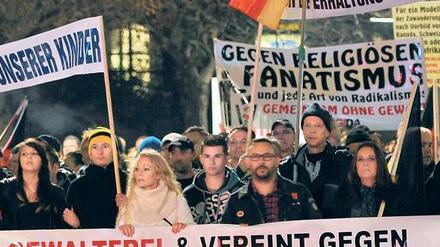 Immer montags. In Dresden haben die Demonstrationen von „Pegida“ – hier am 17. November – von Mal zu Mal mehr Zulauf. Foto: Matthias Hiekel/dpa