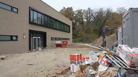 Wird noch eine ganze Weile eine Baustelle bleiben: Die Turnhalle der Goethe-Oberschule in Berlin-Lichterfelde. Und der Bezirk Steglitz-Zehlendorf lässt Senatsgelder verfallen.
