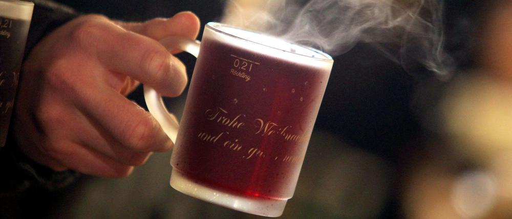 Glühweinstände gehören zu jedem Weihnachtsmarkt. Der Rotwein wird mit Zimt und Gewürznelken erhitzt und mit Honig, Kandis oder Zucker gesüßt
