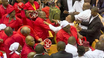 Die Abgeordneten der Oppositionspartei Economic Freedom Fighters (EFF) störten die jährliche rede von Präsident Zuma zur Lage der Nation.