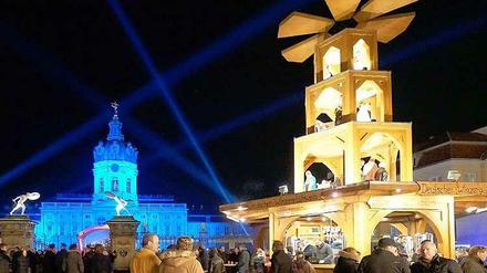 Glanzvolle Kulisse. Der Weihnachtsmarkt vor dem Schloss Charlottenburg. Den Ansturm an Sonnabenden wollte der Veranstalter mit Eintrittsgeld bremsen.