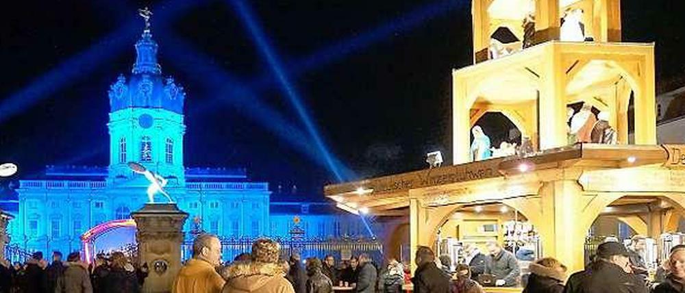 Glanzvolle Kulisse. Der Weihnachtsmarkt vor dem Schloss Charlottenburg. Den Ansturm an Sonnabenden wollte der Veranstalter mit Eintrittsgeld bremsen.