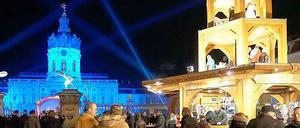 Glanzvolle Kulisse. Der Weihnachtsmarkt vor dem Schloss Charlottenburg. Den Ansturm an Sonnabenden wollte der Veranstalter mit Eintrittsgeld bremsen.