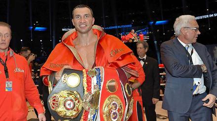 Schwere Gürtel: Weltmeister Wladimir Klitschko mit den Trophäen der Boxverbände IBF, WBO und WBA