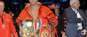 Schwere Gürtel: Weltmeister Wladimir Klitschko mit den Trophäen der Boxverbände IBF, WBO und WBA