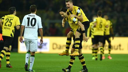 Freude bei Neven Subotic und Lukas Piszczek - der BVB kann noch gewinnen.