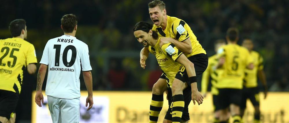Freude bei Neven Subotic und Lukas Piszczek - der BVB kann noch gewinnen.