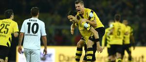 Freude bei Neven Subotic und Lukas Piszczek - der BVB kann noch gewinnen.