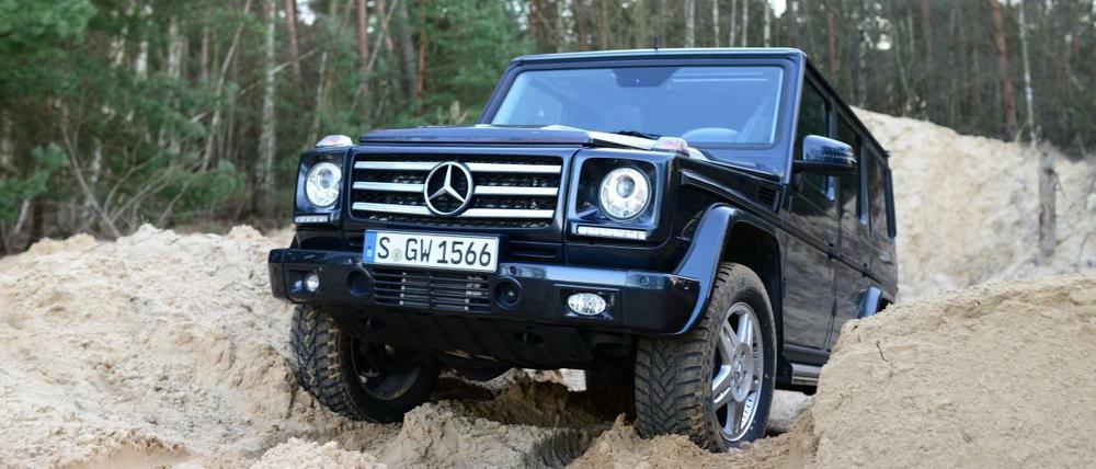 Seit 35 Jahren über Stock und Stein: Oft stand die Mercedes G-Klasse vor dem Aus. Der kleinen, aber feinen und betuchten Fangemeinde ist es zu verdanken, dass sie immer noch gebaut wird.