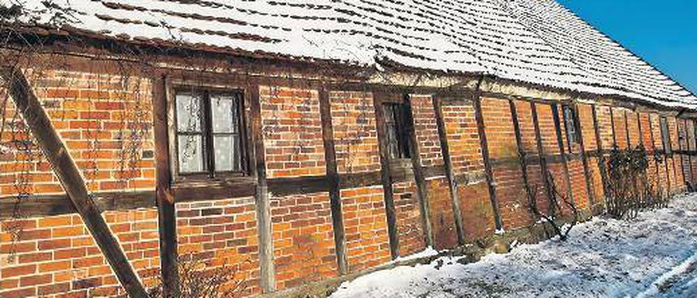 Der Preis der Schönheit. Schon in Gebäuden, die längst nicht so alt sind wie dieses Fachwerkhaus im Oderbruch, kann die Sanierung einiges kosten – bei einem Haus aus den 30er Jahren mitunter die Hälfte der Kaufsumme.