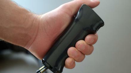 Den Umgang mit Pefferspray sollte man lieber der Polizei überlassen. Der Räuber legte sich bei dem Einsatz selbst lahm.