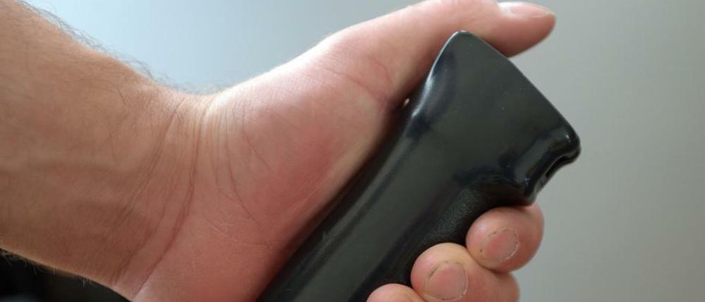 Den Umgang mit Pefferspray sollte man lieber der Polizei überlassen. Der Räuber legte sich bei dem Einsatz selbst lahm.