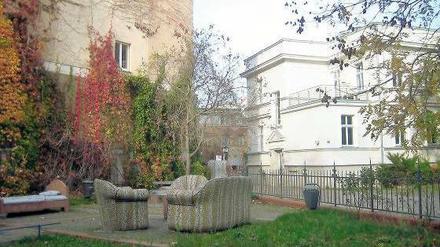 Villa im Grünen. Das Haus von 1892 in der Pankower Florastraße soll womöglich Wohnungen weichen. Im Vordergrund der kleine Pocket-Park.