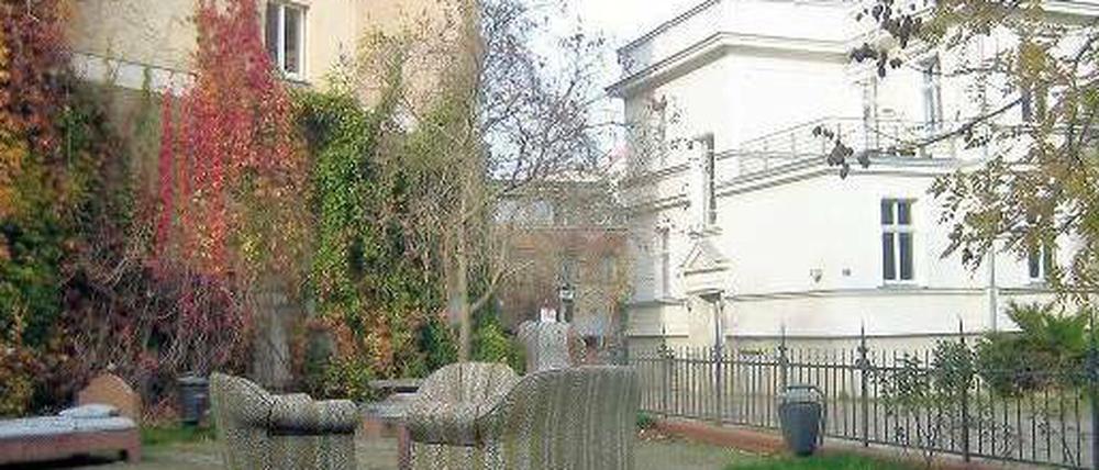 Villa im Grünen. Das Haus von 1892 in der Pankower Florastraße soll womöglich Wohnungen weichen. Im Vordergrund der kleine Pocket-Park.