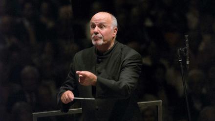 Leichtfüßig und federnd. Der Dirigent David Zinman.