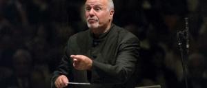 Leichtfüßig und federnd. Der Dirigent David Zinman.