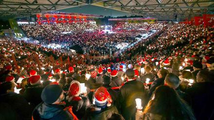 Romantik statt Fußball - das Köpenicker Stadion des 1. FC Union beim Weihnachtssingen. 