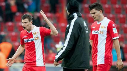 Die Abwehrspieler Michael Parensen (l.) und Fabian Schönheim vom 1. FC Union Berlin Unterhalten sich lautstark nach Spielende gegen 1860 München. 
