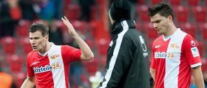 Die Abwehrspieler Michael Parensen (l.) und Fabian Schönheim vom 1. FC Union Berlin Unterhalten sich lautstark nach Spielende gegen 1860 München. 